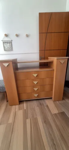 Cômoda com sapateiras laterais