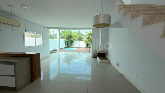 Casa Alto Padrão com 3 quartos, sendo 2 suítes no bairro Santa Monica
