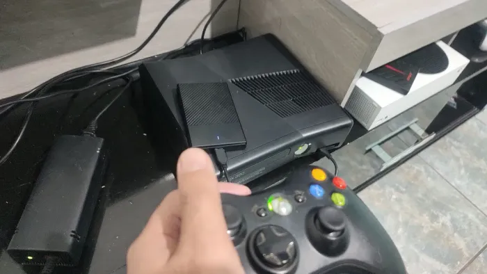 Xbox 360 slim com HD 500 gigas com 60 jogos