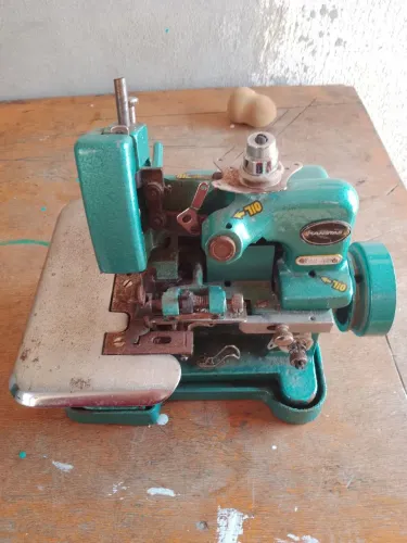 Vendo máquina de costura sem motor de carcassa está boa só motor e o pesinho