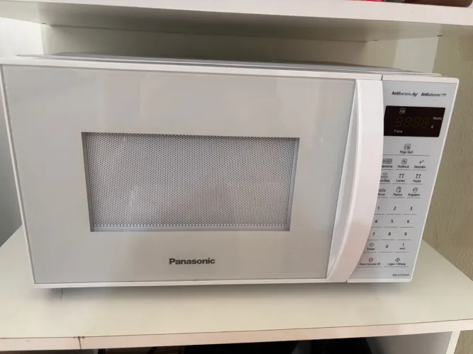Microondas em ótimo estado 127 V. Apenas dois anos de uso. 