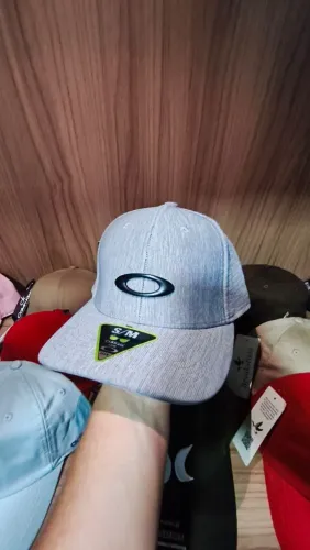 Bonés Oakley