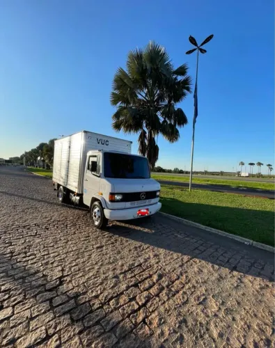 Mercedes-Benz 710 Plus, Parcelado, Caminhão Baú, R$ 134.000