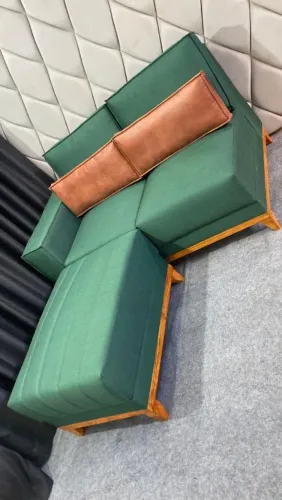Sofá moderno com acompanhamento de um chese
