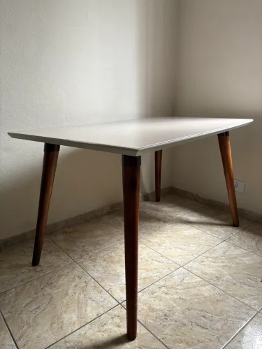 Mesa Moderna Branca com Pés Palito em Madeira - Excelente Estado