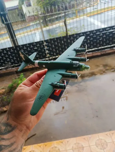 Aviões bombardeiros miniatura