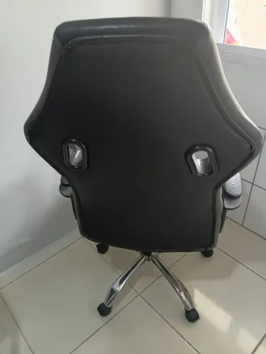 Cadeira gamer em ótimo estado