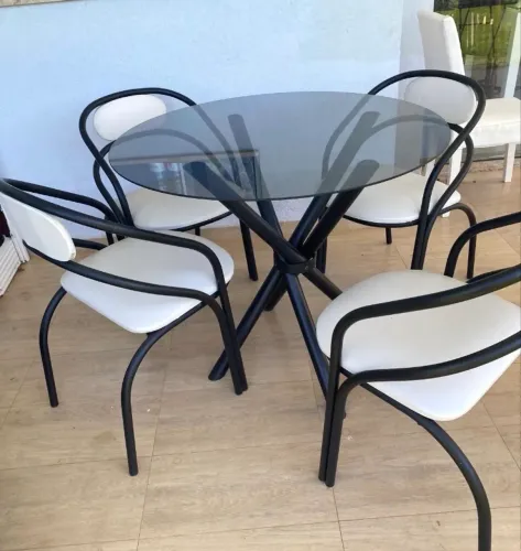Base de mesa mais 4 cadeiras 