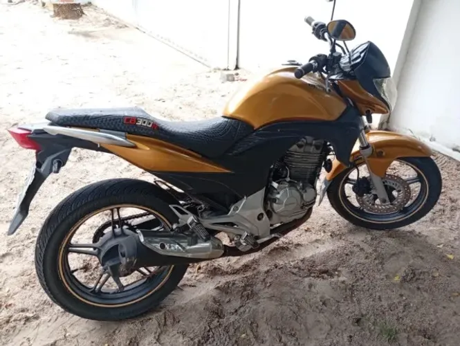 Honda CB 300R - Ótimo estado, revisada e com peças novas! OBS: partida deixou de funcionar