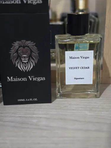 Perfume - Velvet Cedar (Maison Viegas)
