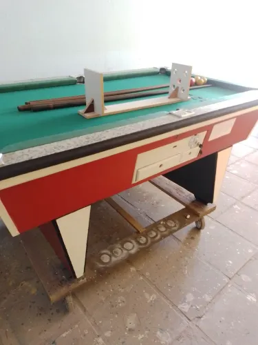 Sinuca de madeira maciça reformada. 