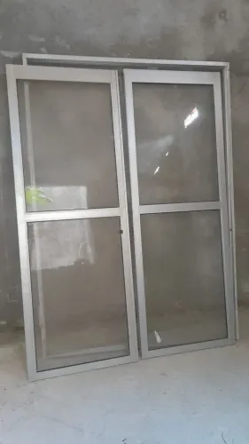 Porta de esquadria de vidro, duas folhas de correr 208 de altura 147 de largura 