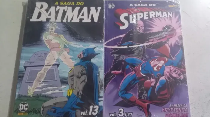 Quadrinhos duas edições a saga do Batman e a saga do Superman.