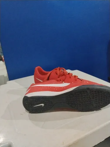 Chuteira semi-nova Nike 