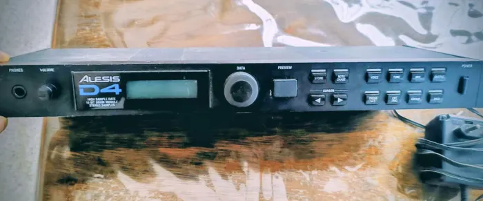 VENDO MÓDULO DE BATERIA ELETRÔNICA "ALESIS D4"