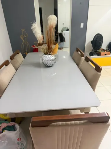 Mesa de jantas com seis cadeiras 