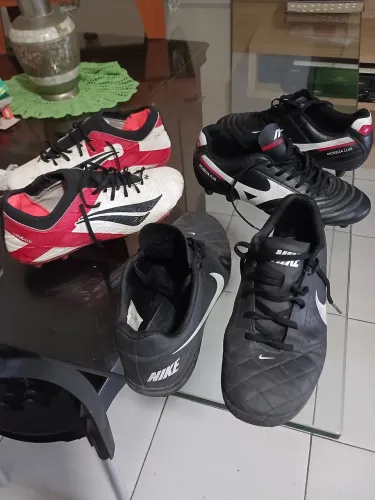 Chuteiras de futebol e socyte semi novas
