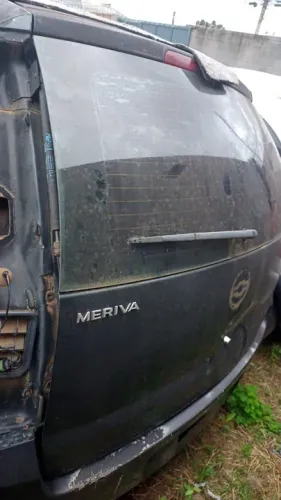 Tampa Traseira somente Lata Meriva 2004 com detalhe