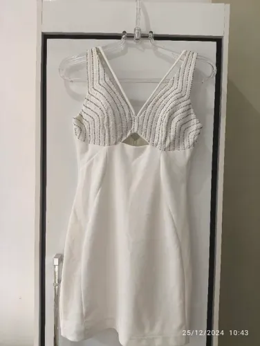 Vestido branco com detalhes em pedraria