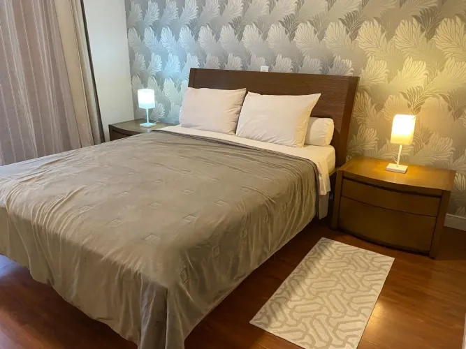 Cama casal Queen em madeira maciça Imbuia + colchão e criados mudos