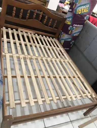Cama de casal em madeira de eucalipto- nova