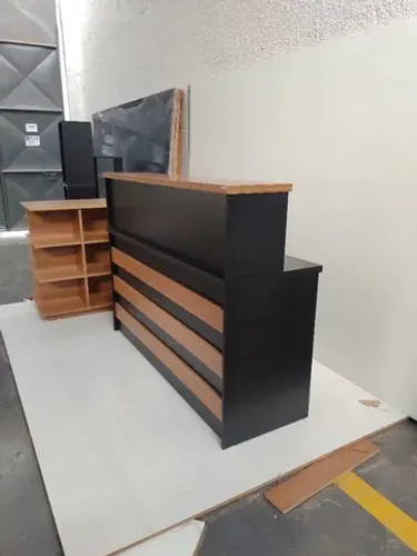 balcão reto canelado preto com amadeirado freijó