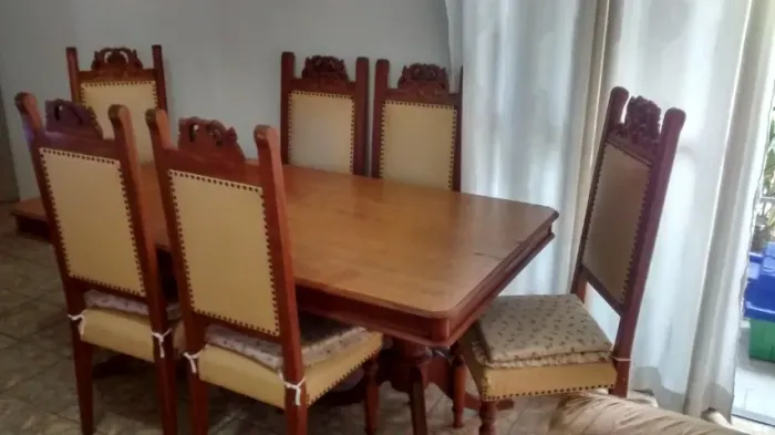 Jogo de mesa e cadeiras estilo colonial