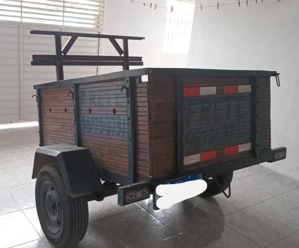 Vende-se Carrocinha para Transporte de um eixo já emplacada 
