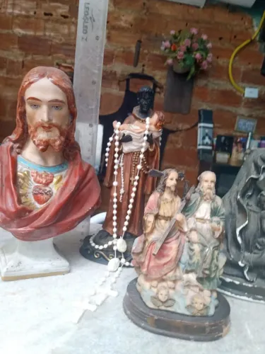 R$150 Imagens de Cristo, de santos e anjos.