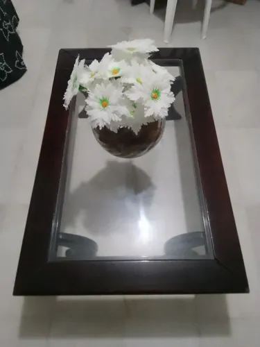 Mesa de centro em madeira com tampo de vidro
