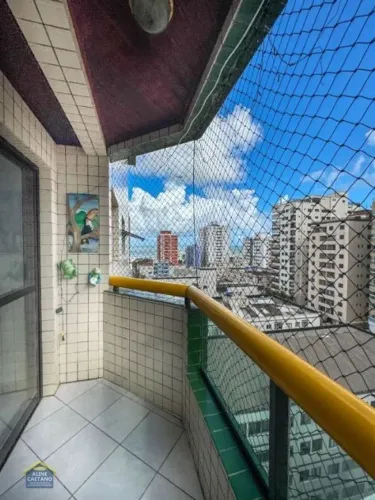 01 dorm com sacada, localização privilegiada, há poucos metros do mar!