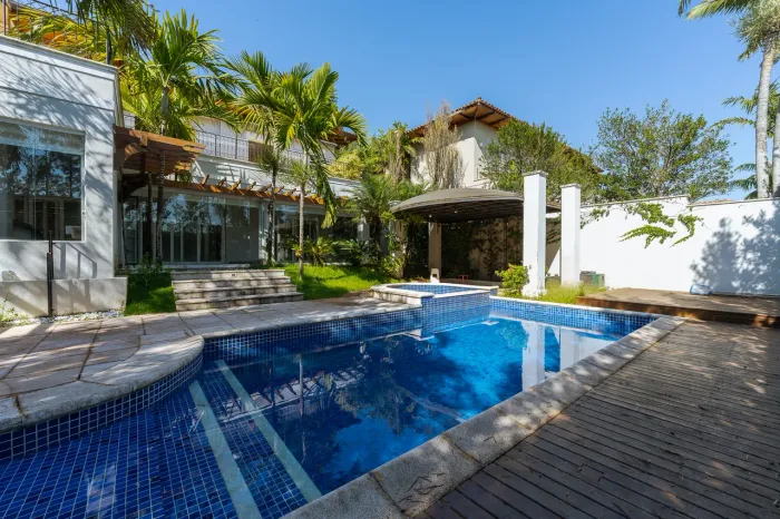 Casa grande à venda em condomínio clube Páteo Santa Fé, bairro Gramado, Campinas. Piscina