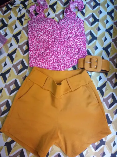 Conjunto cropped e short com cinto - Floral e amarelo