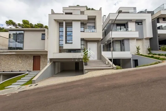 Casa à venda em Condomínio Fechado no Santo Inácio