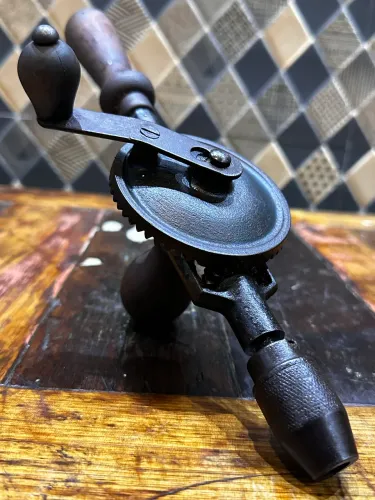 Máquina de furar antiga manual