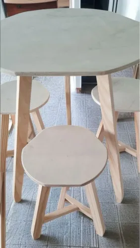 MESINHAS CAFÉ,, COM 3 BANQUETAS NO MESMO DESIGN,, 