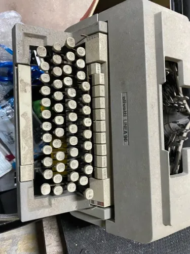 Máquina de escrever Olivetti Linea 98