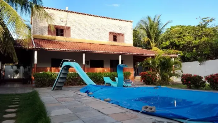 Lazer Familiar nesta granja cinco quartos com excelente área de lazer e campo de futebol