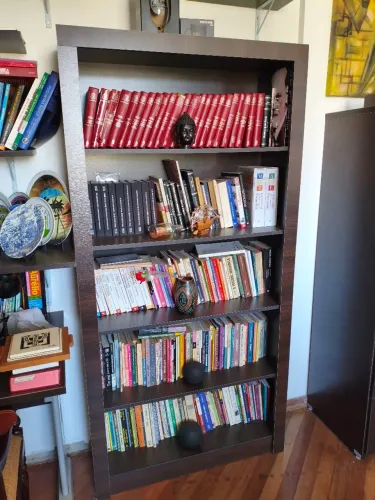 Estante de Livros em Madeira Marrom Escuro