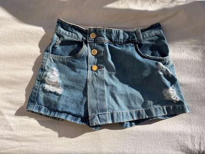Short Saia Jeans Destroyed com Botões Dourados