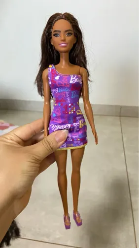 Boneca Barbie Fashion morena com Vestido Lilás