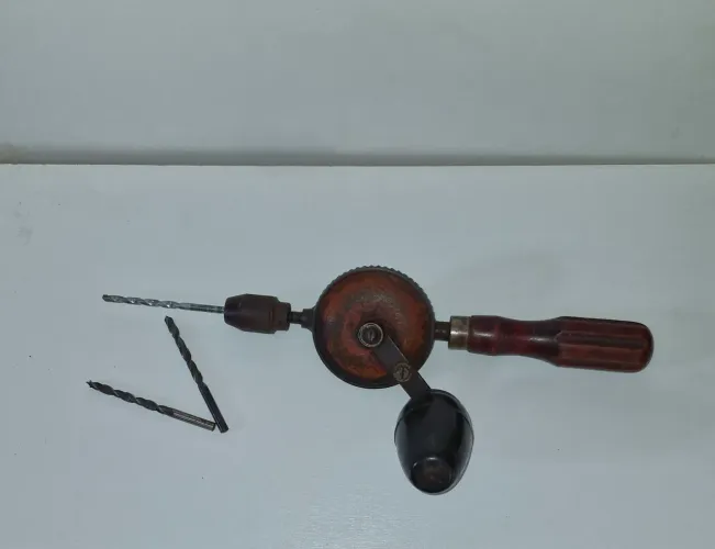 Furadeira manual