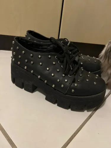Sapato coturno plataforma preto com spikes