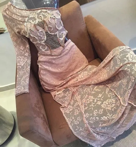 Vestido busto bordado nude