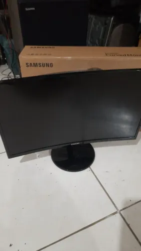 Monitor curvo tela trincada