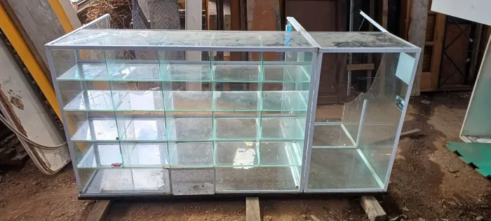 PEDRA DE GRANITO COM PRATELEIRA DE VIDRO PARA CAIXA COMÉRCIO /// R$1200,00