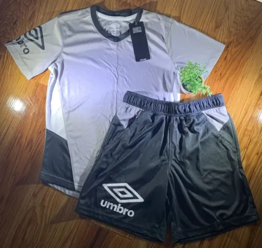 Conjunto Umbro tamanhos 8 anos importados (Novos)