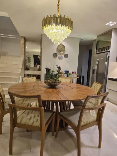 Vende-se Sobrado com Três quartos sendo uma suíte