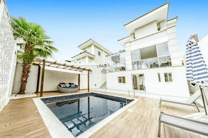 Casa com Piscina à Venda em Santa Felicidade (4 suÍtes, 4 vagas) - CondomÍnio Le Parc