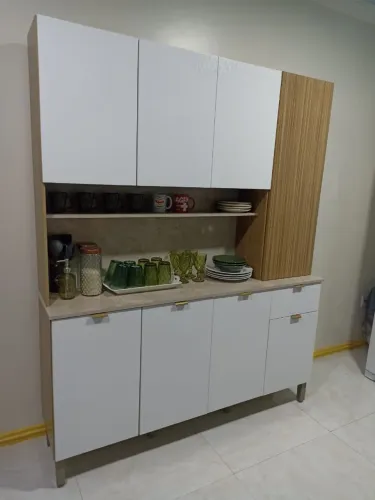 Armário de Cozinha Branco com Detalhes em Madeira